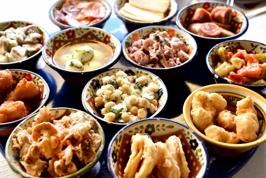 Uma mesa de petiscos